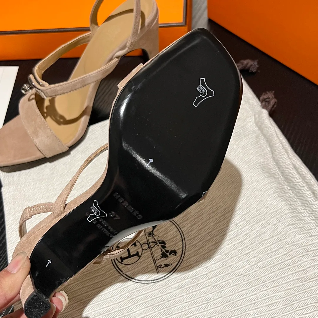👟👟Ex-factory price 600👟👟 💋💋Continue the classics Hermes Classic H high-heeled sandals series————————Fashionable classic and versatile super comfortable It took half a year to disassemble the original version and develop it with craftsmanship and perfection in every detail Simple and smooth design to create a fashionable, classic and soft look 🥰🥰 Material: Original custom-made sheep suede, sheepskin lining for feet, Italian genuine leather outsole ▪️Heel height: 9cm ▪️SIZE: 34-42 (34.41 42 customized, non-returnable and non-exchangeable)
